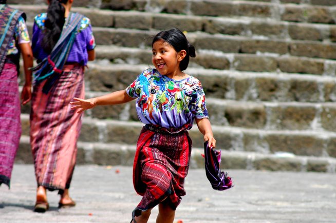 Nina corriendo al pie de la iglesia by Tzantziapa