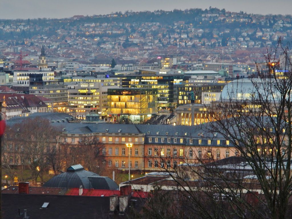 Blick auf das Neue Schloss und das Kunstmuseum in Stuttgart by Qwesy