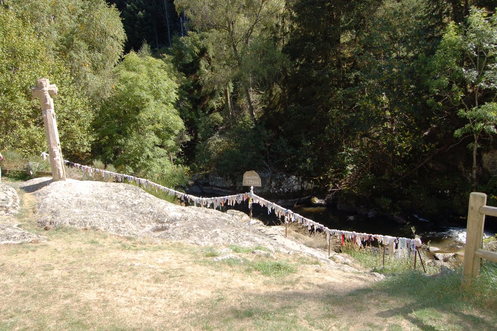 Fontaine christianisée et sacrée by ln63