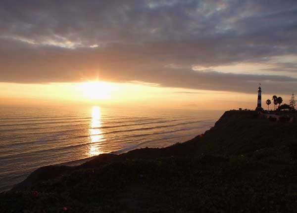 Atardecer en el faro de miraflores. by Ángela Vera T.