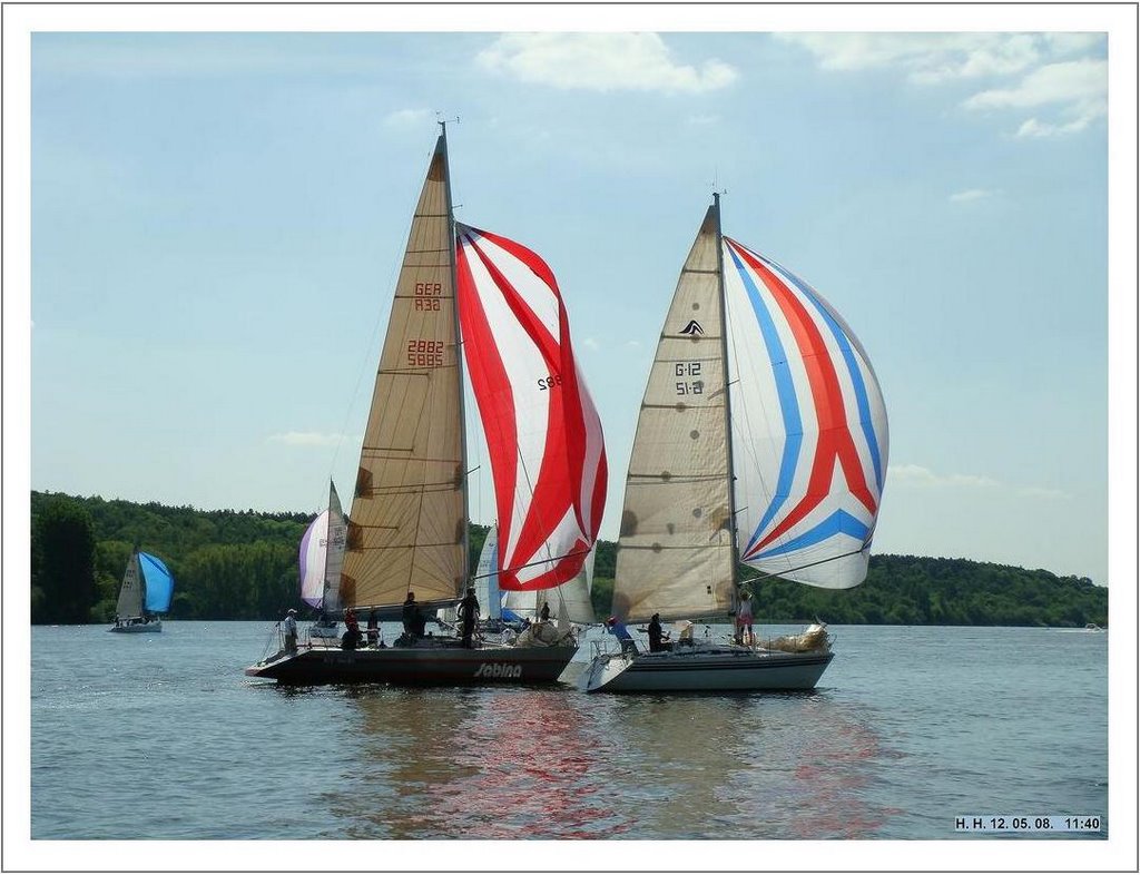 Die wunderschönen bunten lichtdurchfluteten Spinnaker in einer Regatta vor Gatow auf der Havel. by H. Hönow