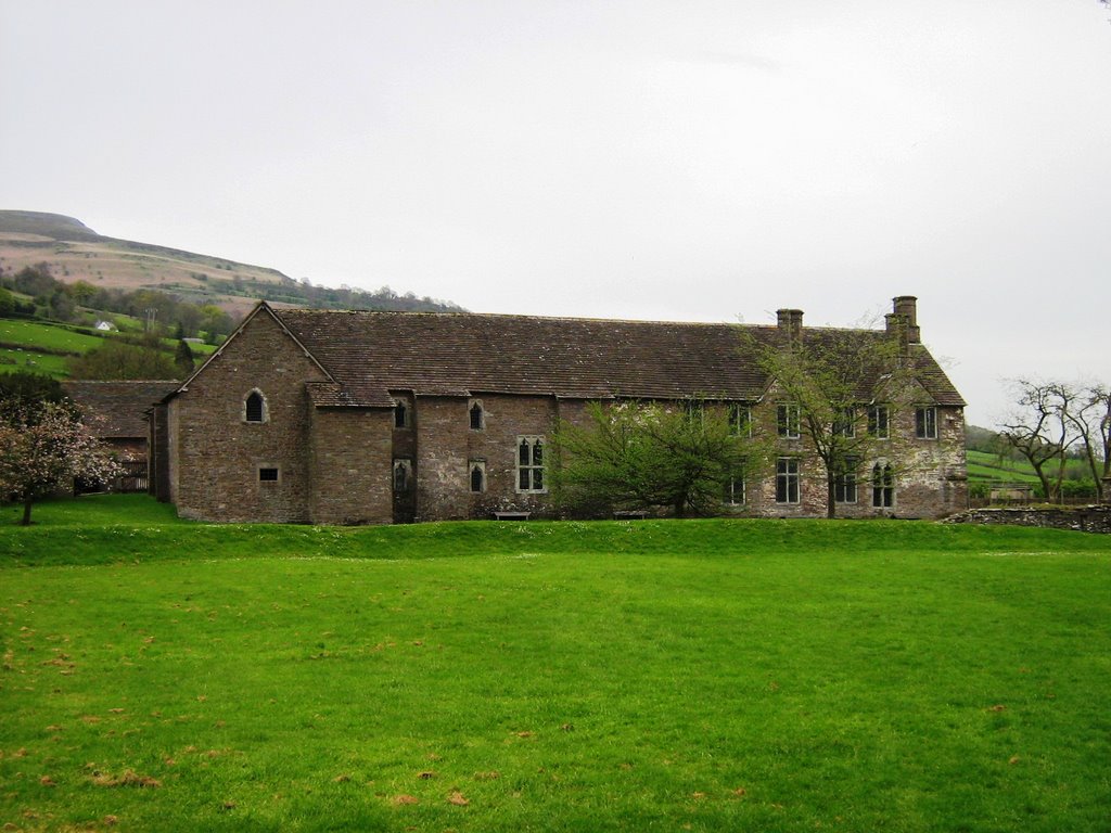 14th century manor house, May 2008 by maulwurfchen