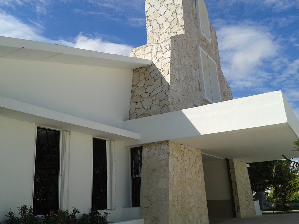 Iglesia Católica La Sagrada Familia SM 30 Cancún by Raymundo Tziu Cuxim