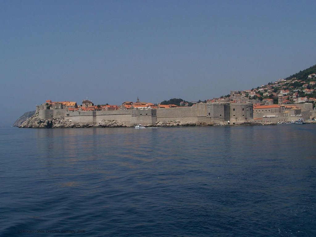 View back to Dubrovnik from a ferryboat on halfway to Lokrum -rolo 2006- by Ronald Lohse