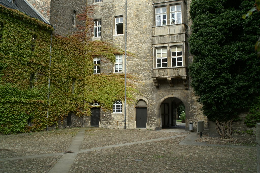 Schloß - Innenhof by Gerd Grümmer