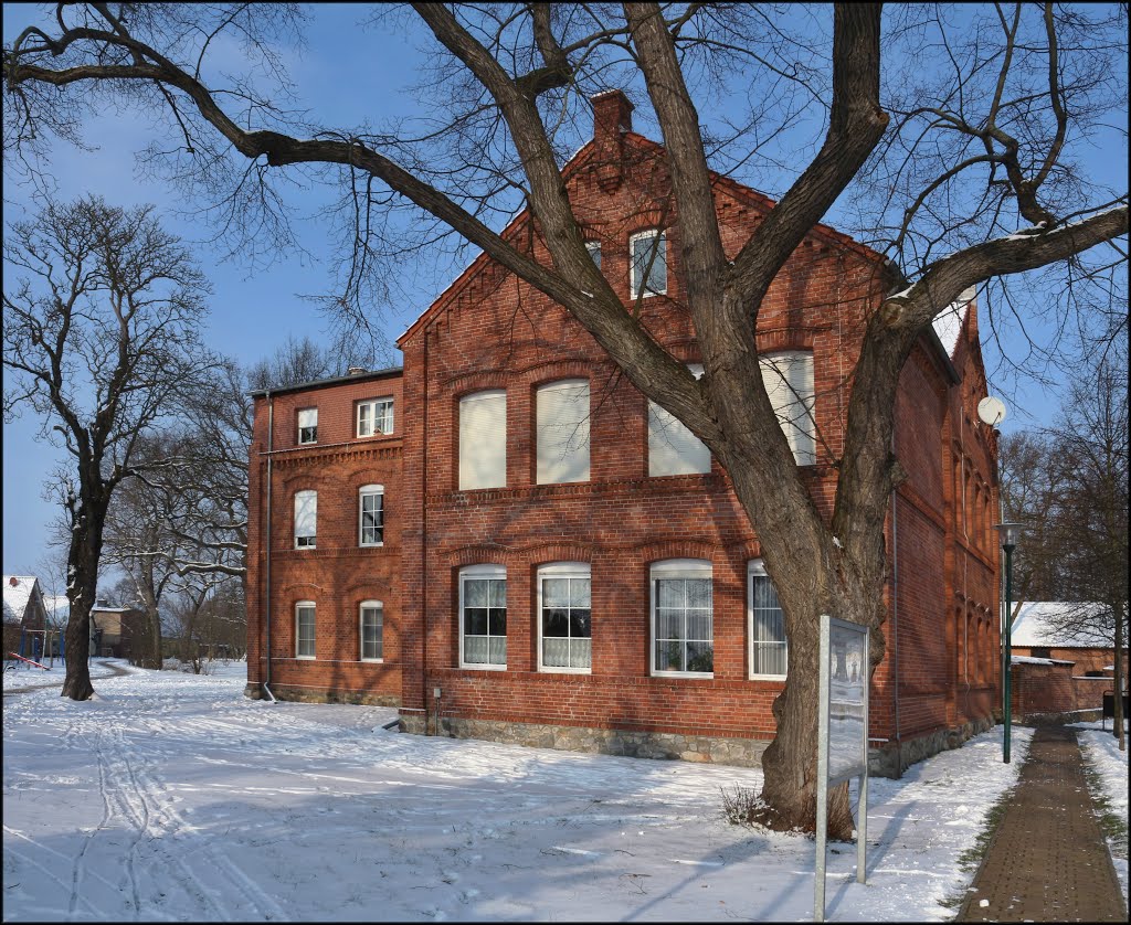 Burg bei Magdeburg, Ortsteil Niegripp. Alte Schule by Der Burger JL