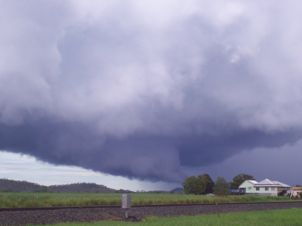 Rotating cloud at Calen near Mackay, Australia by zpunout