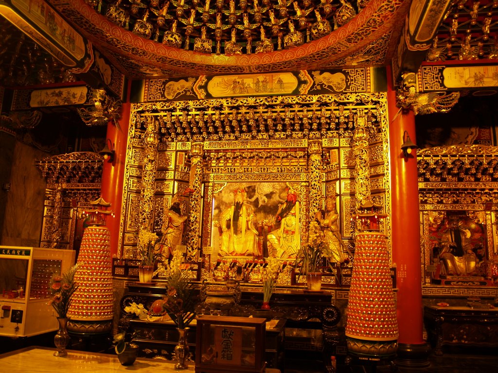 Wen Wu Temple (inside) by Stefano Aldegheri