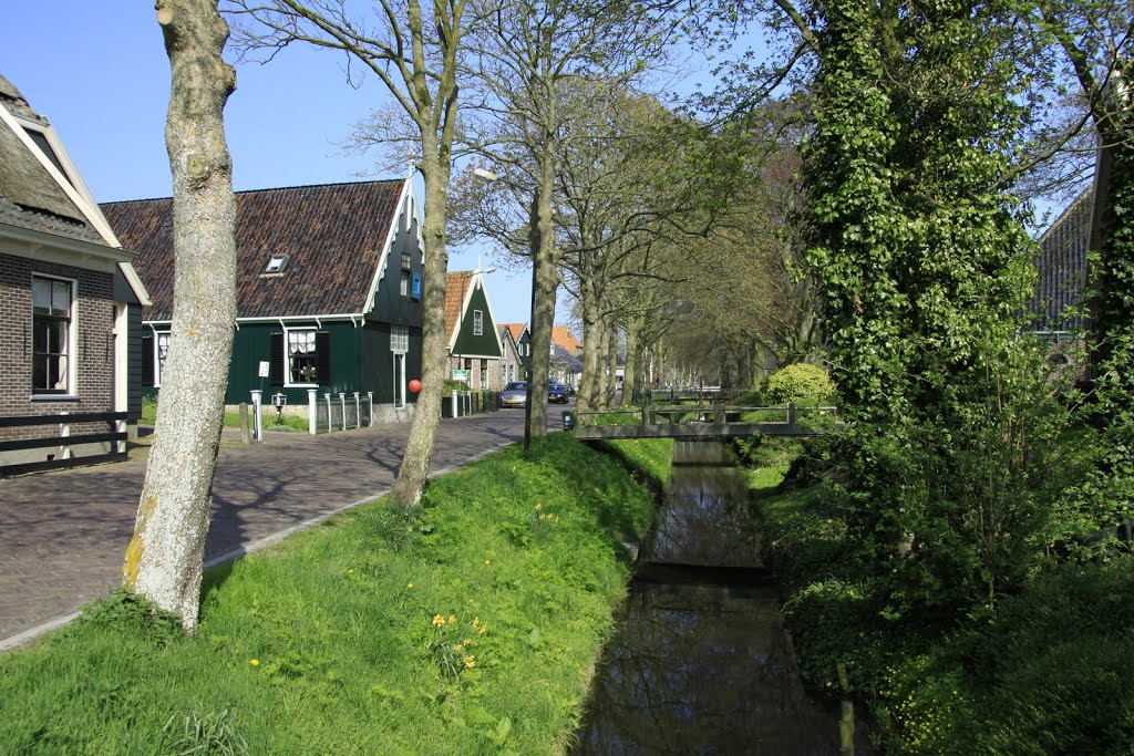 De Dorpsweg en de Dorpssloot in Twisk in West-Friesland. by watersnip