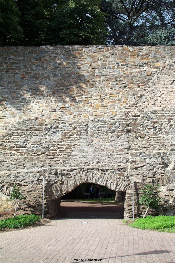 Kleiner kindshoher Durchgang der Stadtmauer in Andernach by Michael Ohmsen