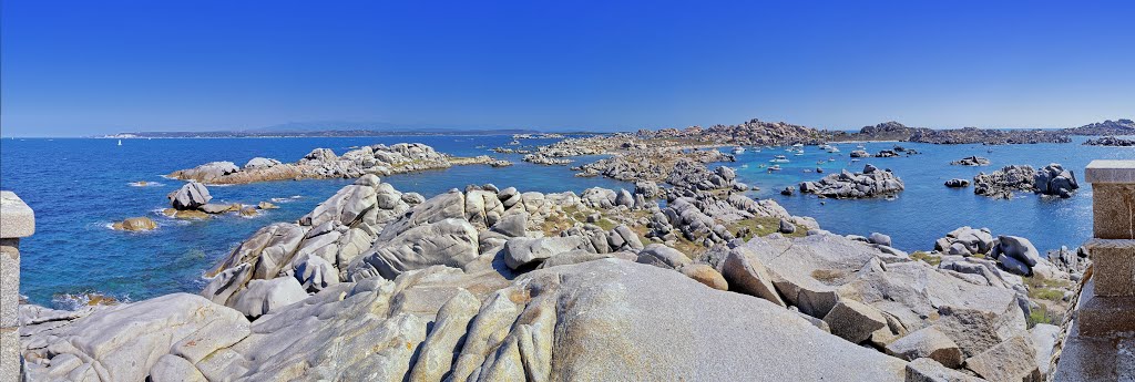 Iles Lavezzi, panoramique depuis la Pyramide de la Sémillante by Foetal