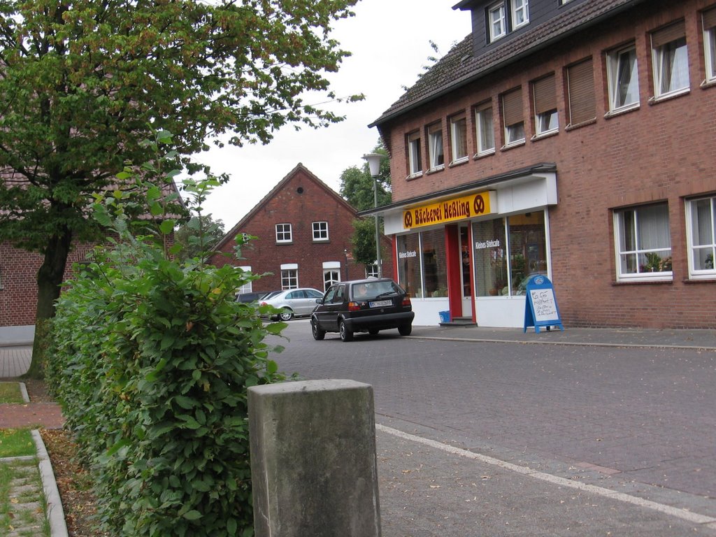 Blick auf die Bäckerei und die Pizzeria by Michael Kleerbaum