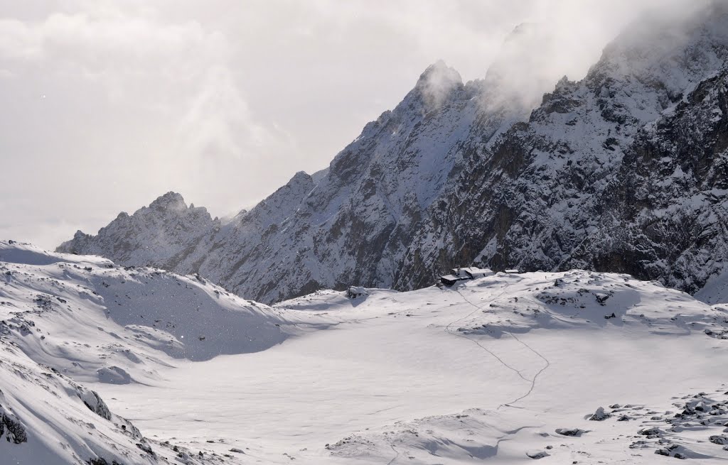 Pohľad na Téryho chatu a Prostredné Spišské pleso by Igor Marhevsky