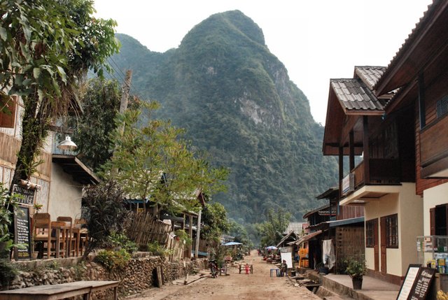 Rua principal em Muang Ngoy, Laos by Leonor Gracias