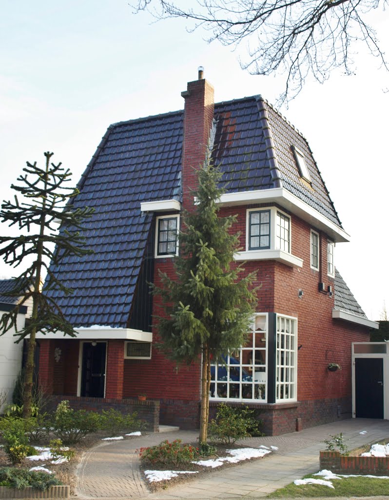 Woonhuis aan de Stationsweg 72 in Zuidlaren, in 1930 gebouwd i.o.v. Albert Kingma, timmerman/aannemer en Egbert Meijering, timmerman/aannemer. Volgens het gemeentelijke Bouwarchief was ene Laman de ontwerper, d.w.z. Jacobus Laman, architect, geb. Kruiningen 11-1-1904, ovl. Arnhem 13-9-1950, Aannemer E. Meijering woonde volgens de Telefoongids 1950 op dit adres. Aannemer A. Kingma woonde volgens de Telefoongids 1950 in de Zuiderstraat 26. by Hans R van der Woude