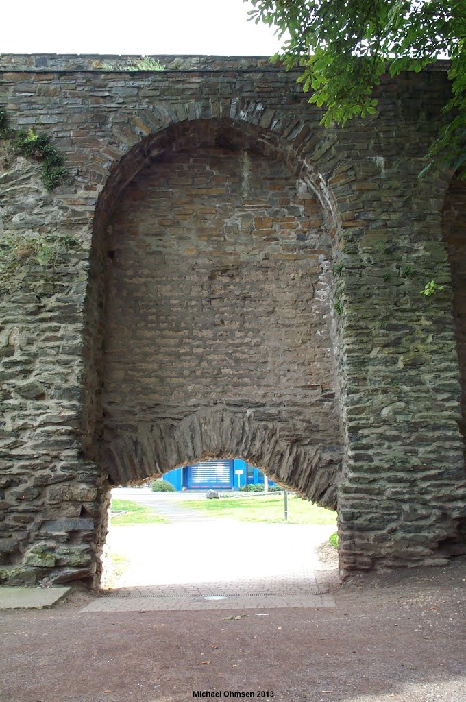 Kleiner kindshoher Mauerdurchgang der Stadtmauer in Andernach by Michael Ohmsen