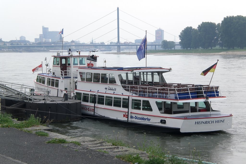 "Heinrich Heine"(passenger-boat), Rhein, Düsseldorf/Germany by AGW