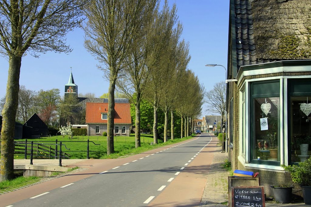 In Lambertshaag aangekomen met links het Groenekerkje. by watersnip