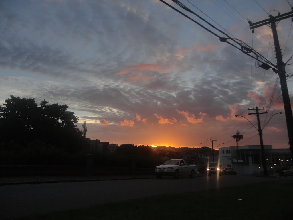 Av. José Remígio Prezia ao Pôr do sol / Jose Remigio Prezia Avenue at Sunset - Pocos de Caldas, MG by Leo Rubeiz