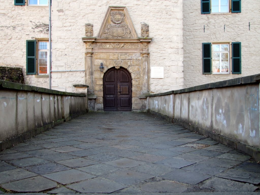 Wasserburg Dellwig: Brücke und Eingang Herrenhaus by Dieter Möller