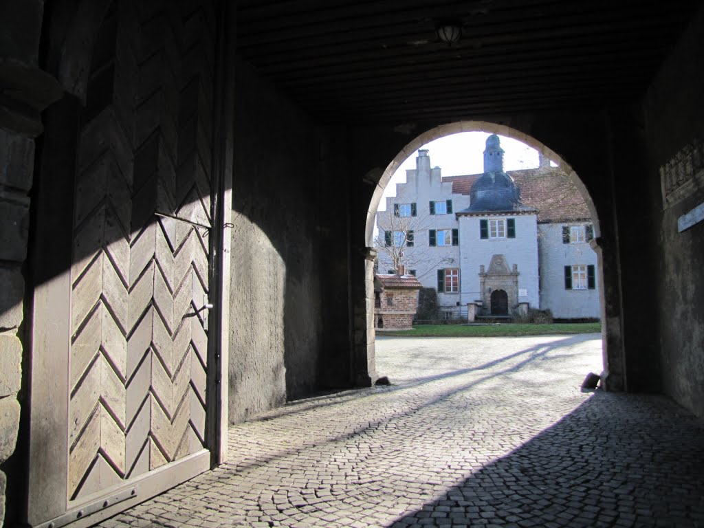 Wasserburg Dellwig: Blick durch Torbogen der Vorburg auf das Herrenhaus by Dieter Möller