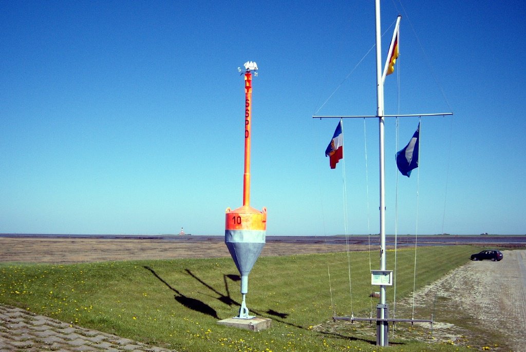 Links neben der roten Backbord-Tonne am Horizont der Leuchtturm Westerhever, Entfernung ca. 6 km by frische Luft