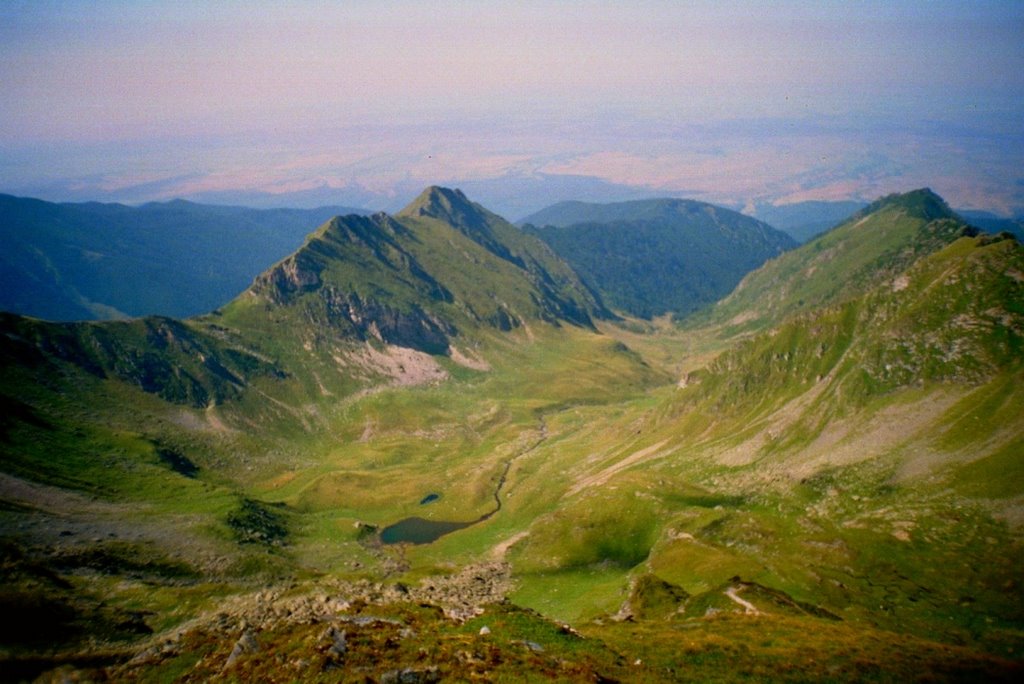 Valea Doamnei cu Lacul Doamnei (spre Transilvania) by Dénes László