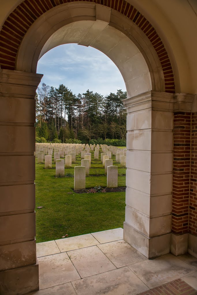 Commonwealth War Graves,Heverlee,België by Henri Van Ham