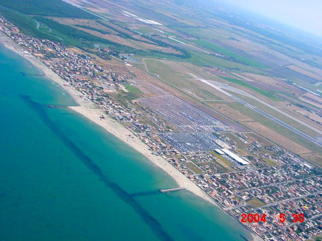 罗马达芬奇机场起飞后俯瞰-Aerial view of Fiumicino and Tyrrhenian sea after taking off from Rome Leonardo da Vinci Fiumicino Airport by cityowl