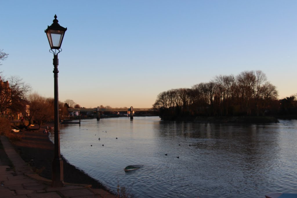 LB - Lamp ready to start its work at dusk by Boettner