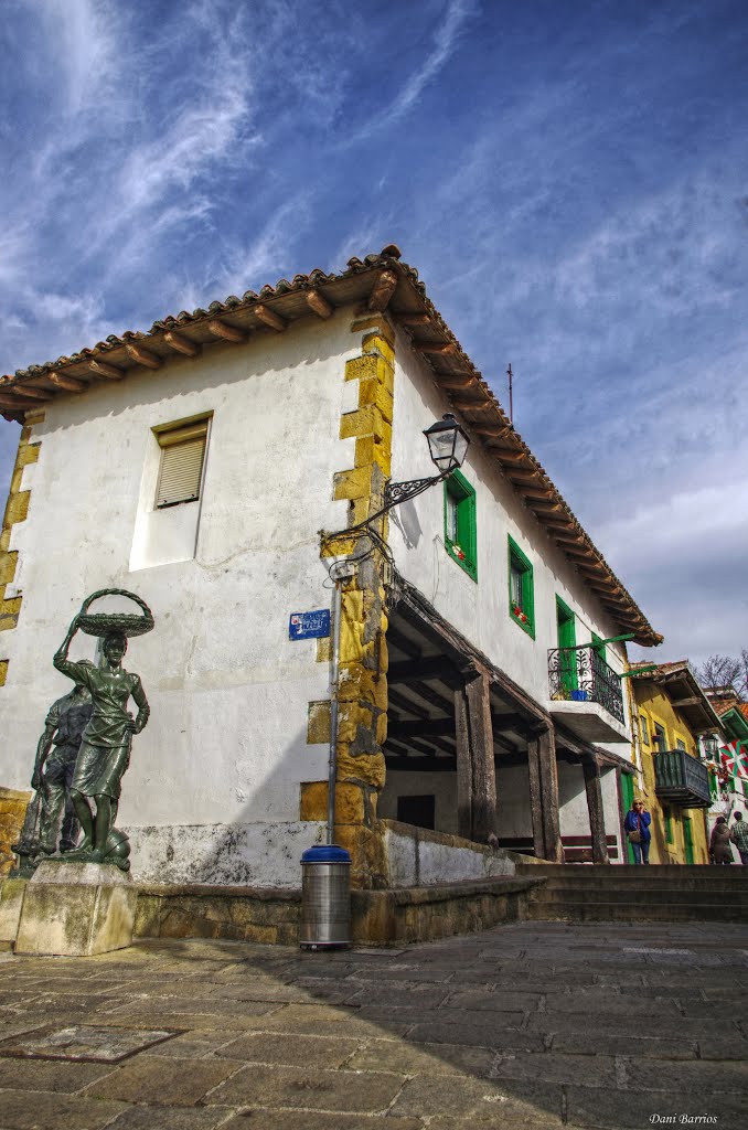 Casita en la zona vieja de Algorta. by Dani Barrios