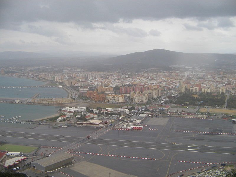 Vista de La Línea desde lo alto del Peñón by Fco Manuel