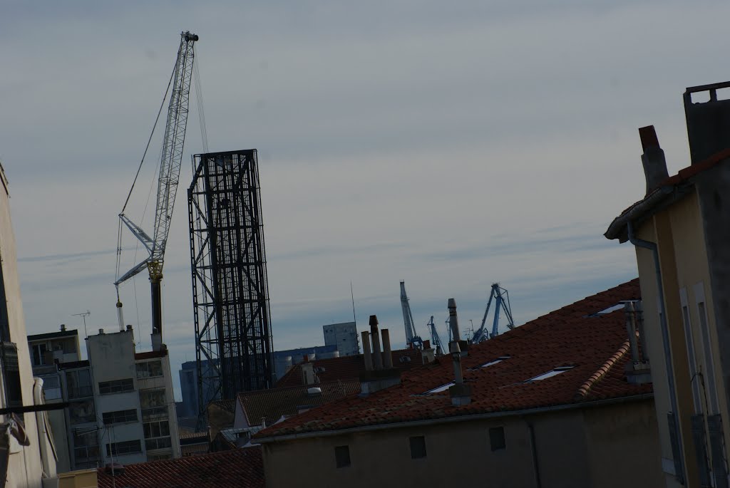 Le pont est rouillé, ce sera pour une prochaine tentative. by Copain de Sète