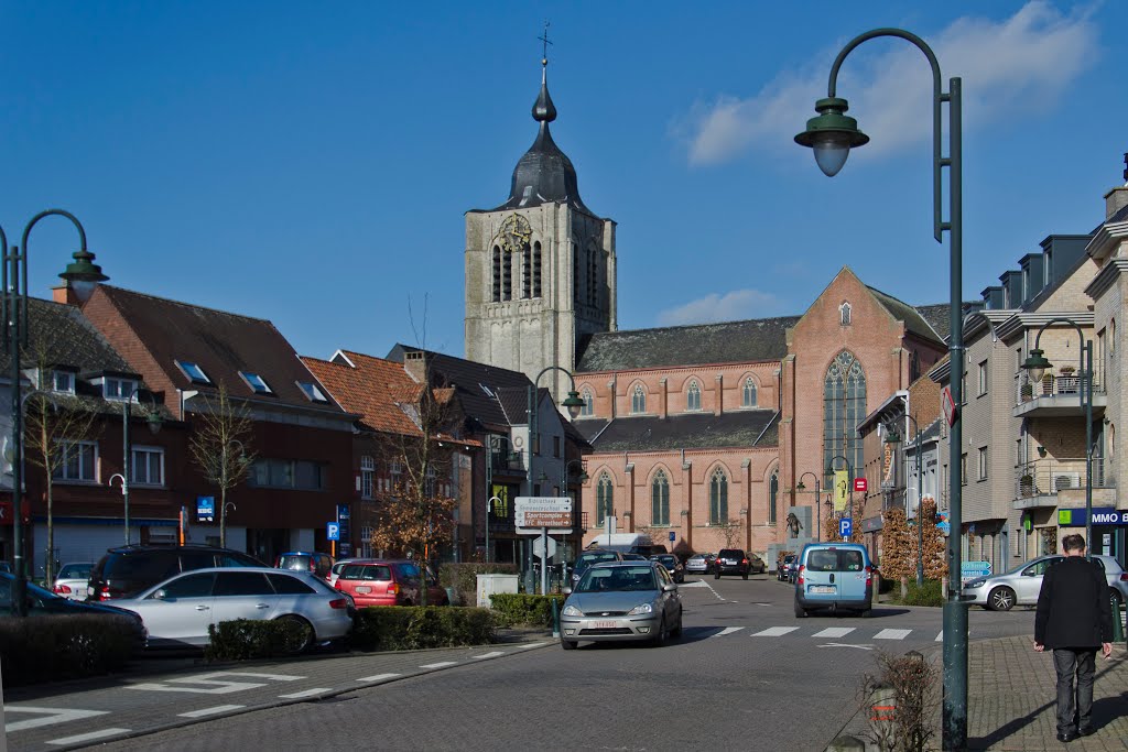 Herenthout, Markt en Sint-Pieter en Pauwelskerk by Ronny Daems