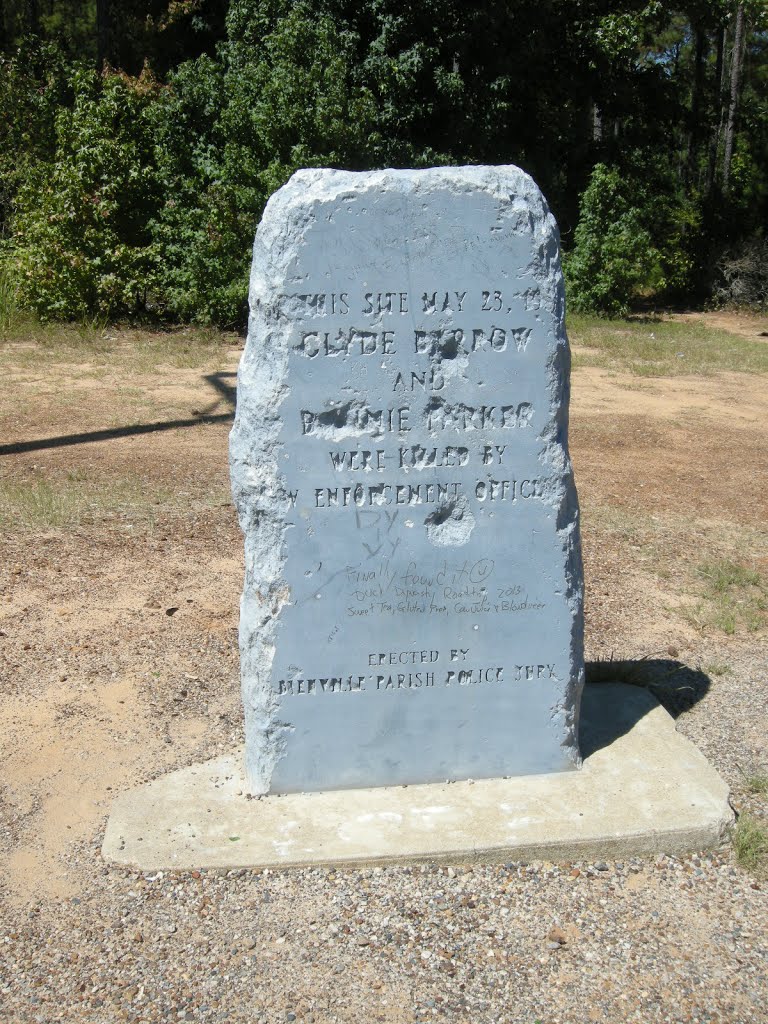 The damaged Bonnie & Clyde ambush site monument (23 May 1934) - Sep 2013 by MaxFarrar