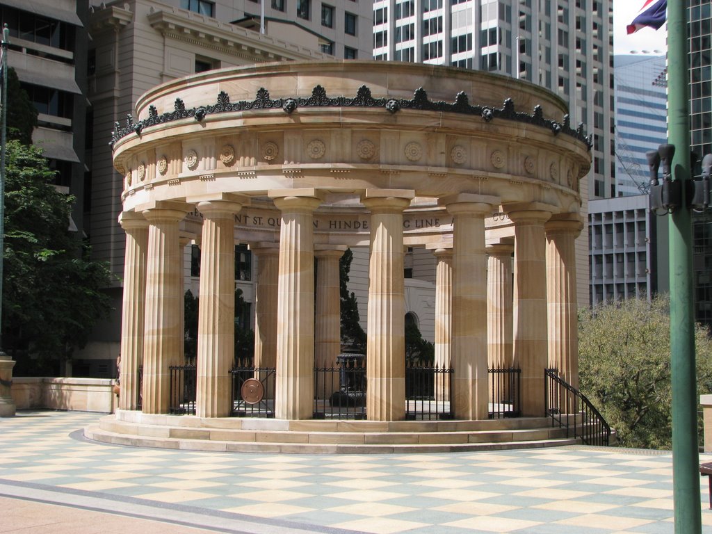 Shrine of Remembrance, Brisbane by VicB