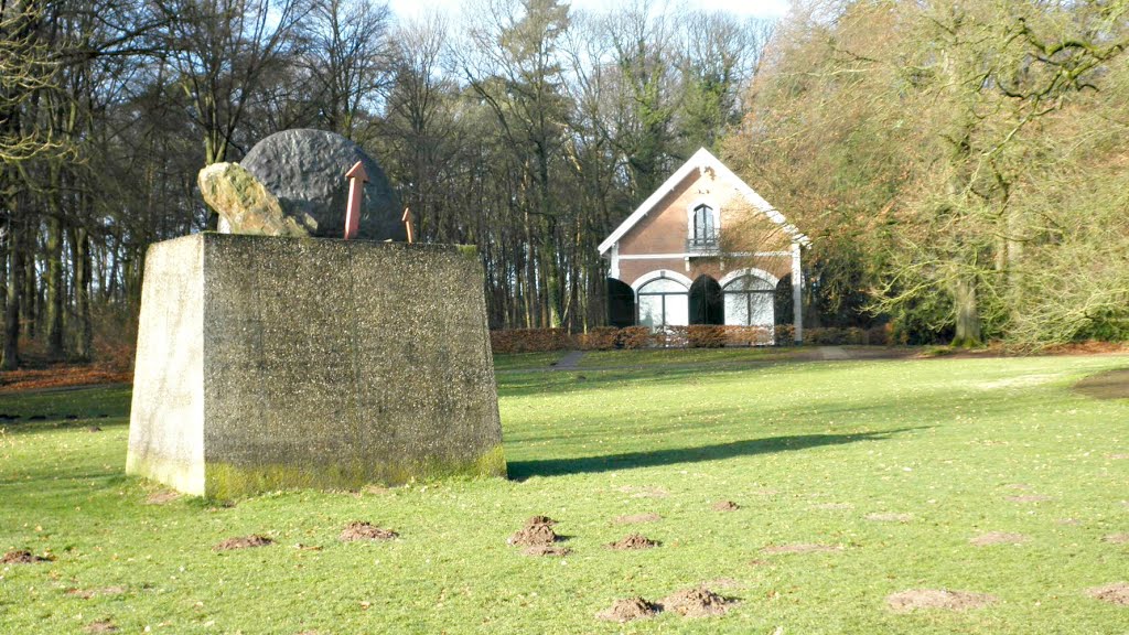 Koetshuis Gulden Bodem met kunst van Sigurdur Gudmundsson , (1984) by Mart61