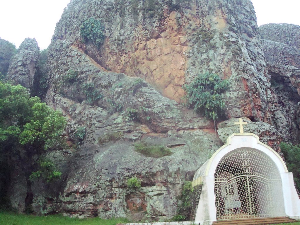 Capilla subterranea - tobati - py by Alfredo G. Robles