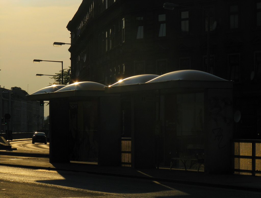 Busstation an einem goldenen Abend by e.m.r.