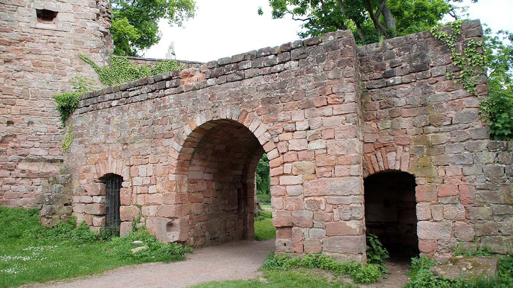 Landstuhl, Ruine Burg Nanstein by Heribert Bechen