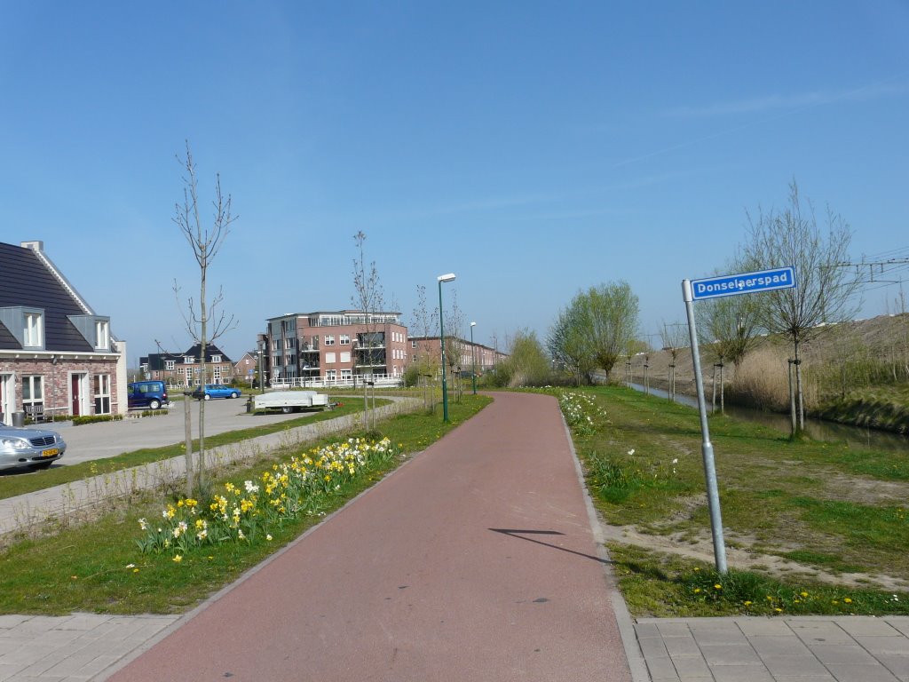 Kruising fietspad nabij Lazuursteen en Donzelaerspad, zicht op noorden, Houten by David Jimmink