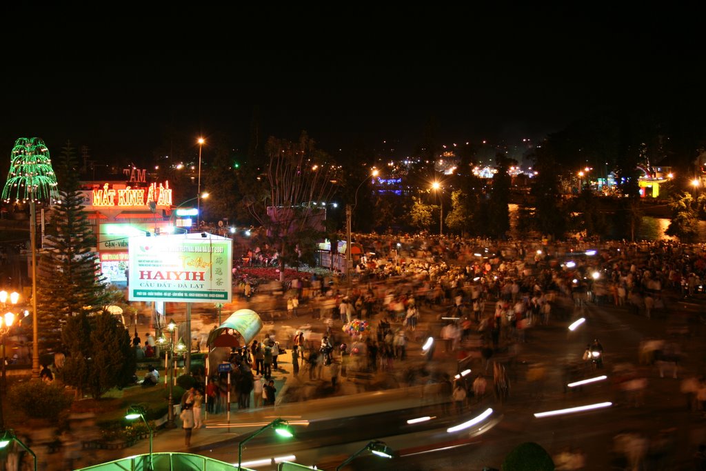 Hết pháo hoa rồi, nào, ta đi chợ đêm thôi (Fireworks was over, now, it's time for night market shopping) by nguyen thanh vinh