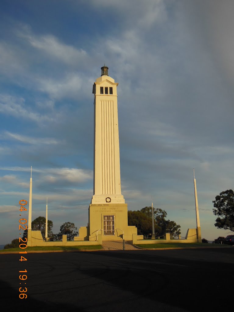 Parkes - War Memorial - 2014-02-04 by sandyriva