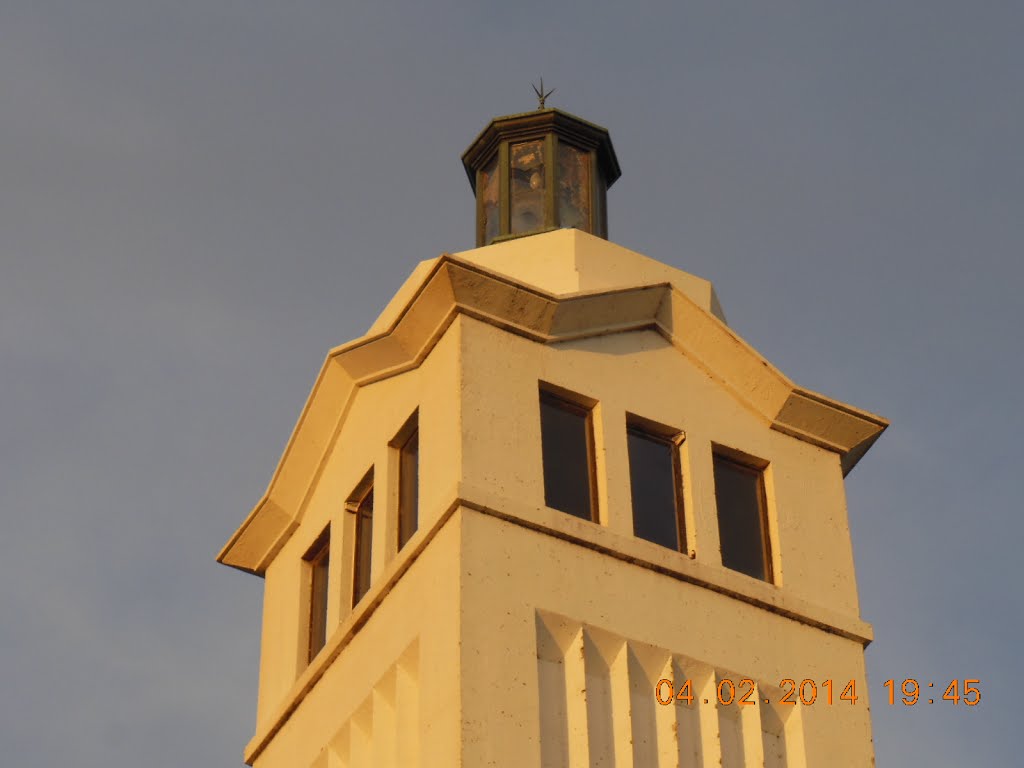 Parkes - War Memorial, Light on top - 2014-02-04 by sandyriva