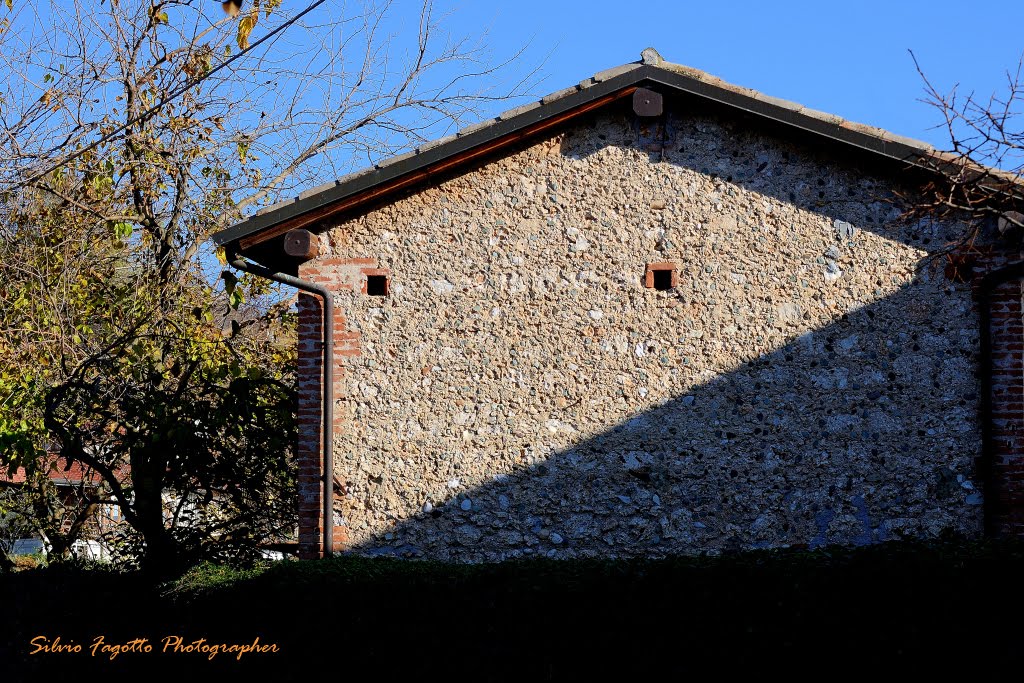 Casa in pietra del Montello by Silvio Fagotto Fotografia