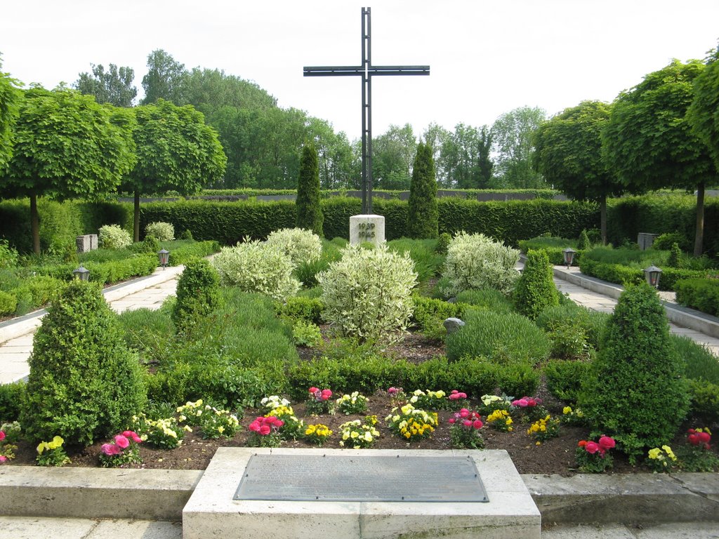 Kriegsgräberstätte Plattling - 2. Wk. (War Cemetery) by JürWin