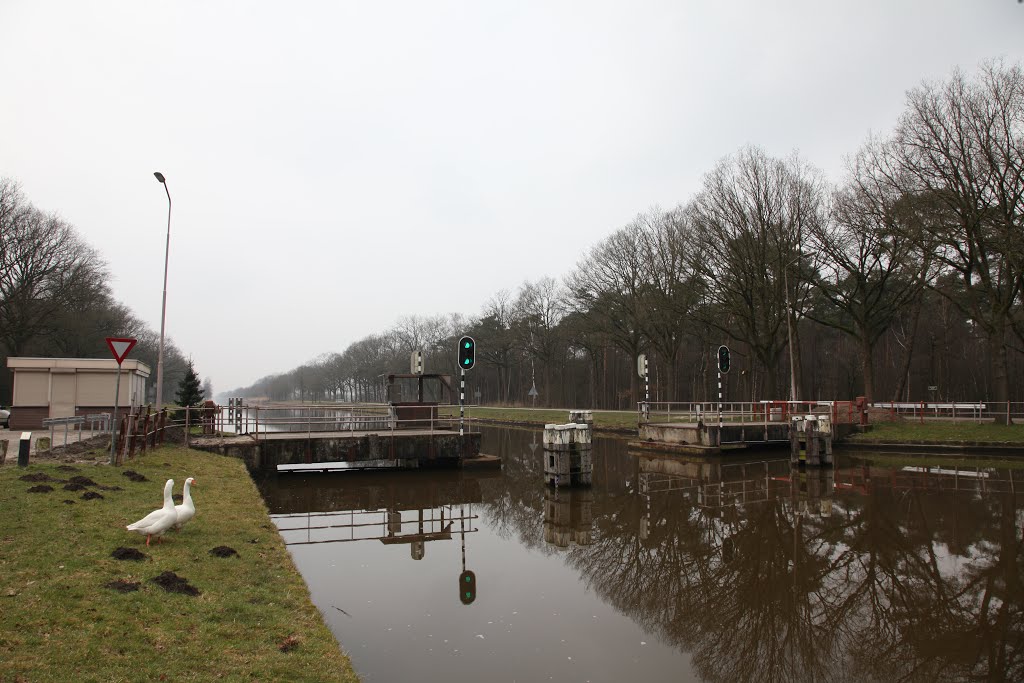 Brug Kattenberg, Wilhelinakanaal by www.binnenvaartinbeeld.com