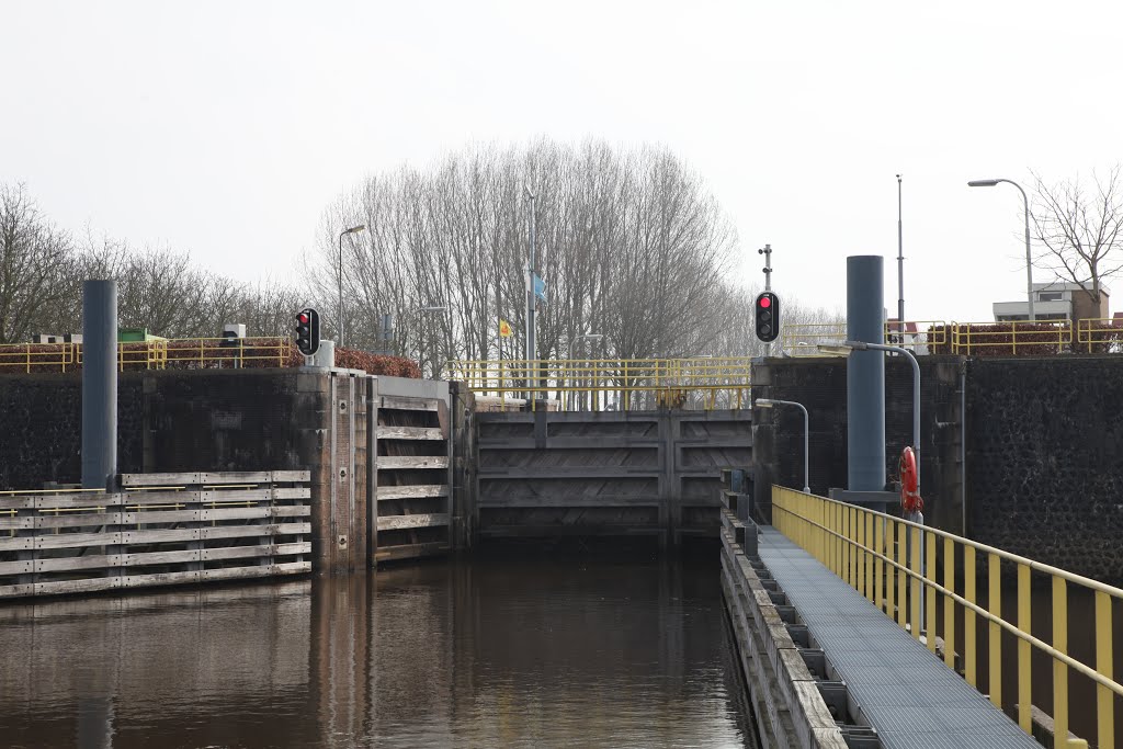 Sluis Engelen, gekanaliseerde Dieze. by www.binnenvaartinbeeld.com