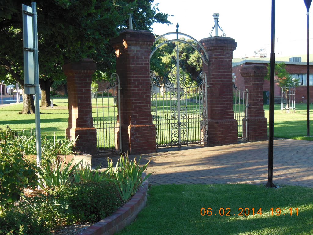 Parkes - Memorial Gates in Cook Park - 2014-02-06 by sandyriva