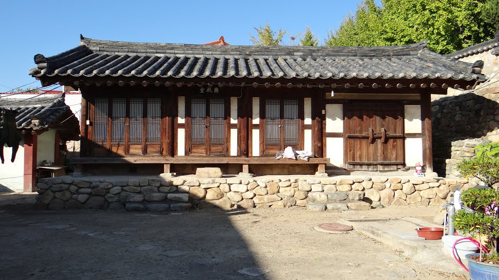 Ulsan Hyanggyo Caretaker's house. - The Ulsan Hyanggyo is a public local educational institution from the Joseon Era (1392-1897). Structure includes a Confucian shrine, lecture hall and dormitories.The Ulsan Hyanggyo was originally built during the Joseon by §teve